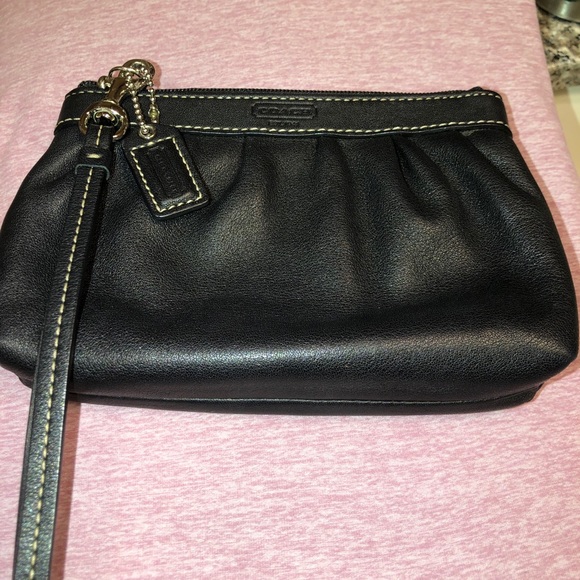 COACH black Wristlet LIKE NEW 💃💃 - Picture 3 of 7